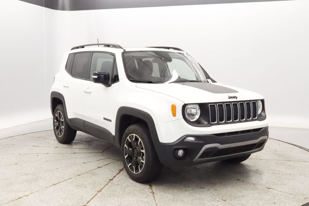 Certified 2023 Jeep Renegade Latitude w/ Sun/Sound Group AWD/4WD image 9