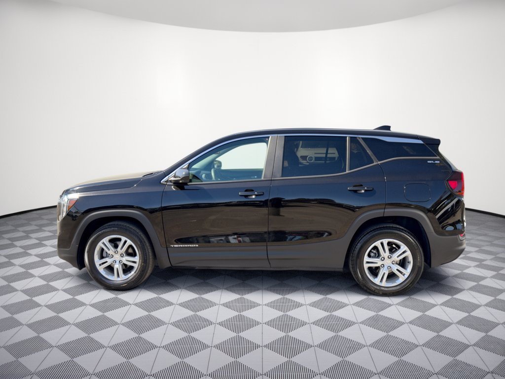 Used 2024 GMC Terrain SLE FWD image 2