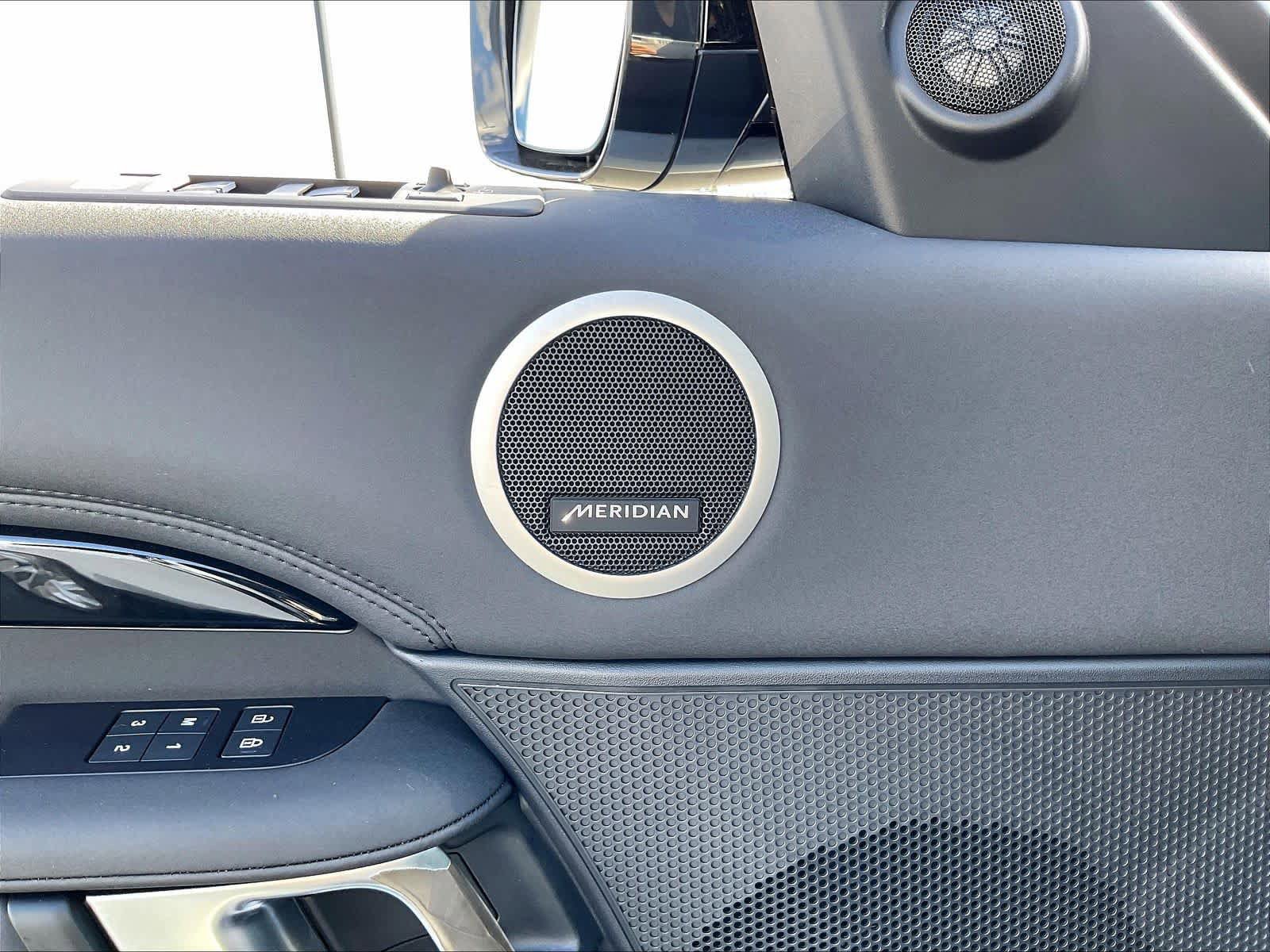 Used 2025 Land Rover Discovery S AWD/4WD image 36