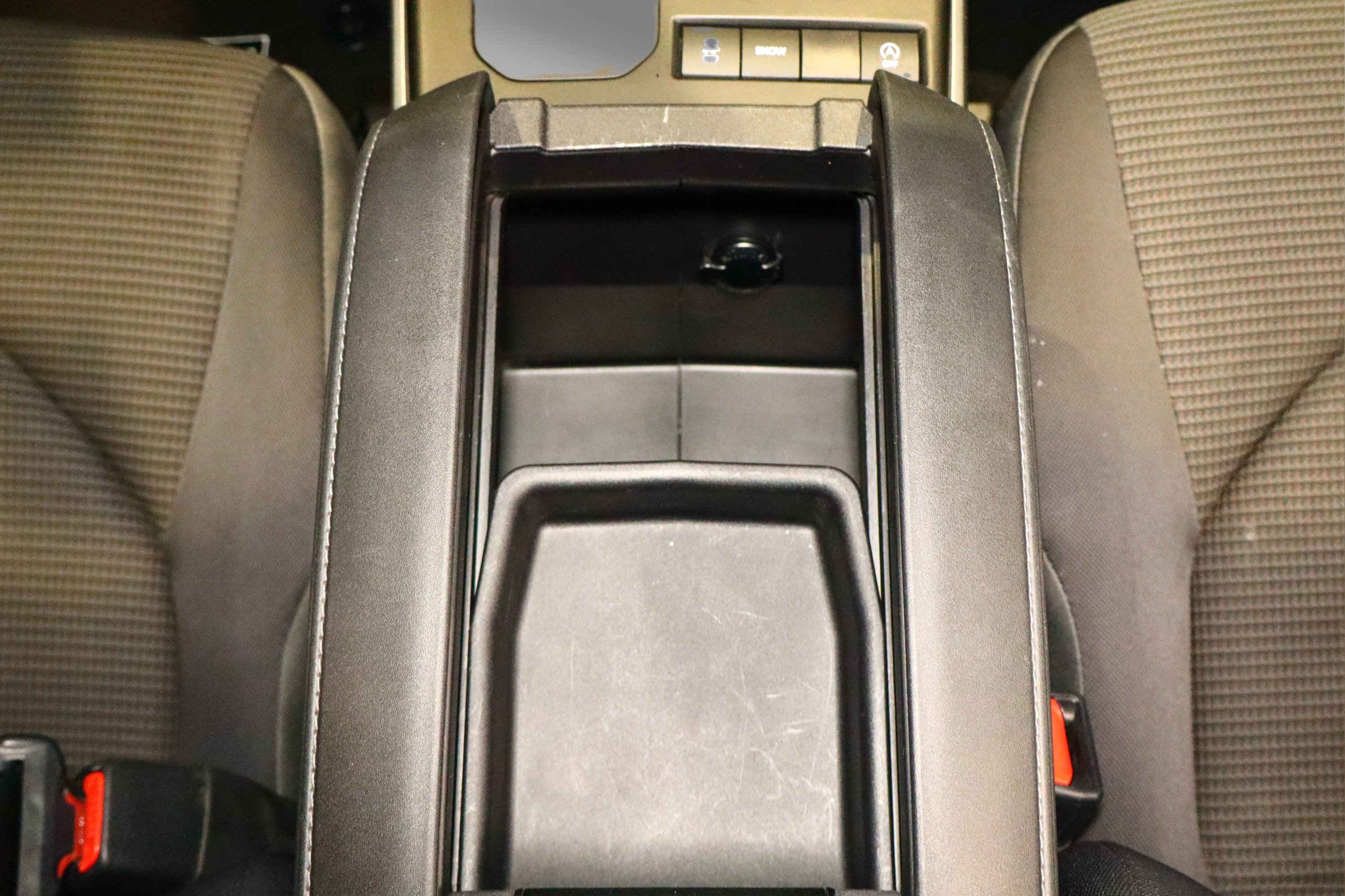 Used 2020 Toyota Highlander LE image 30