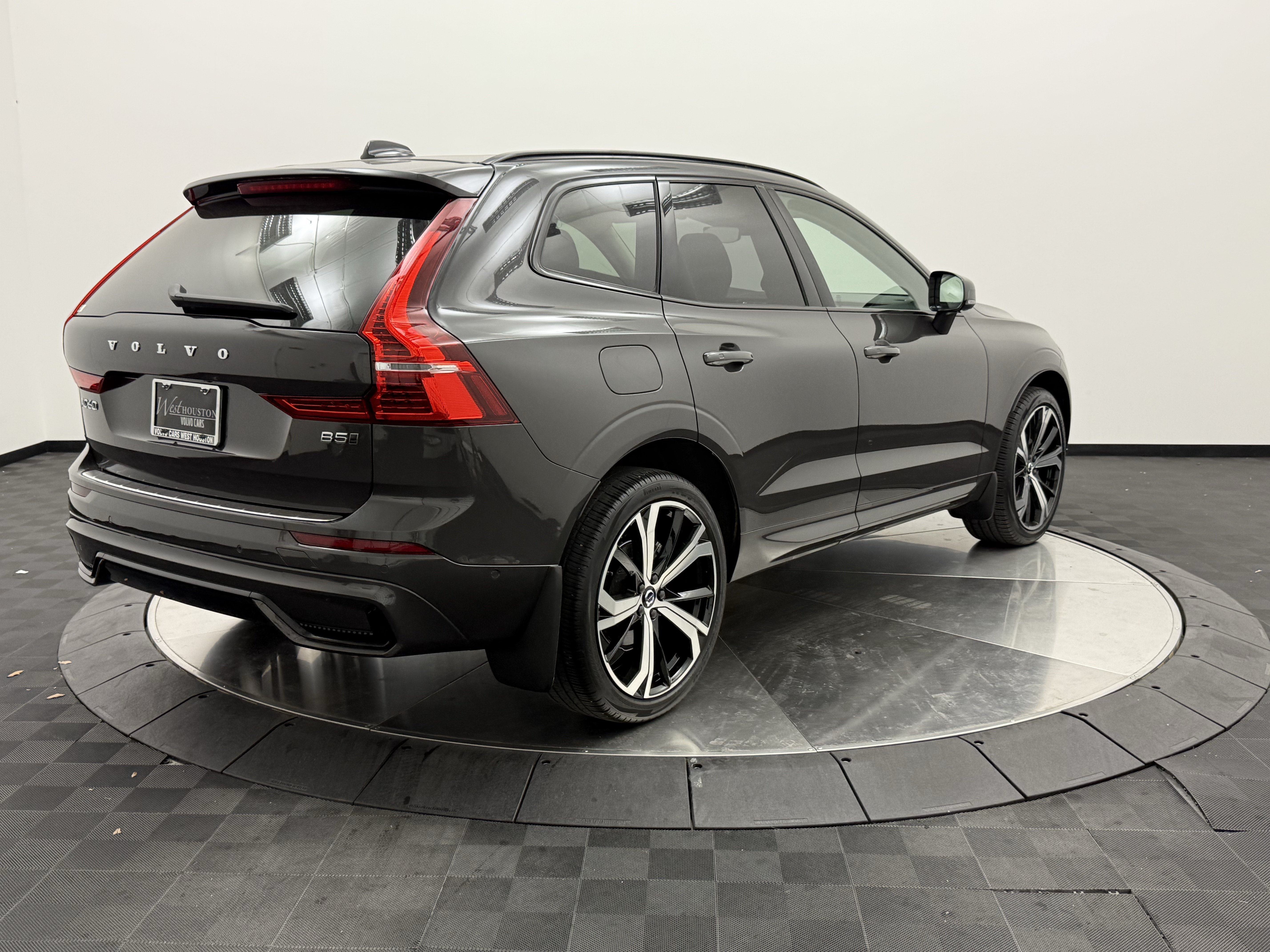 Certified 2024 Volvo XC60 B5 Ultimate w/ Protection Package Premier AWD/4WD image 7