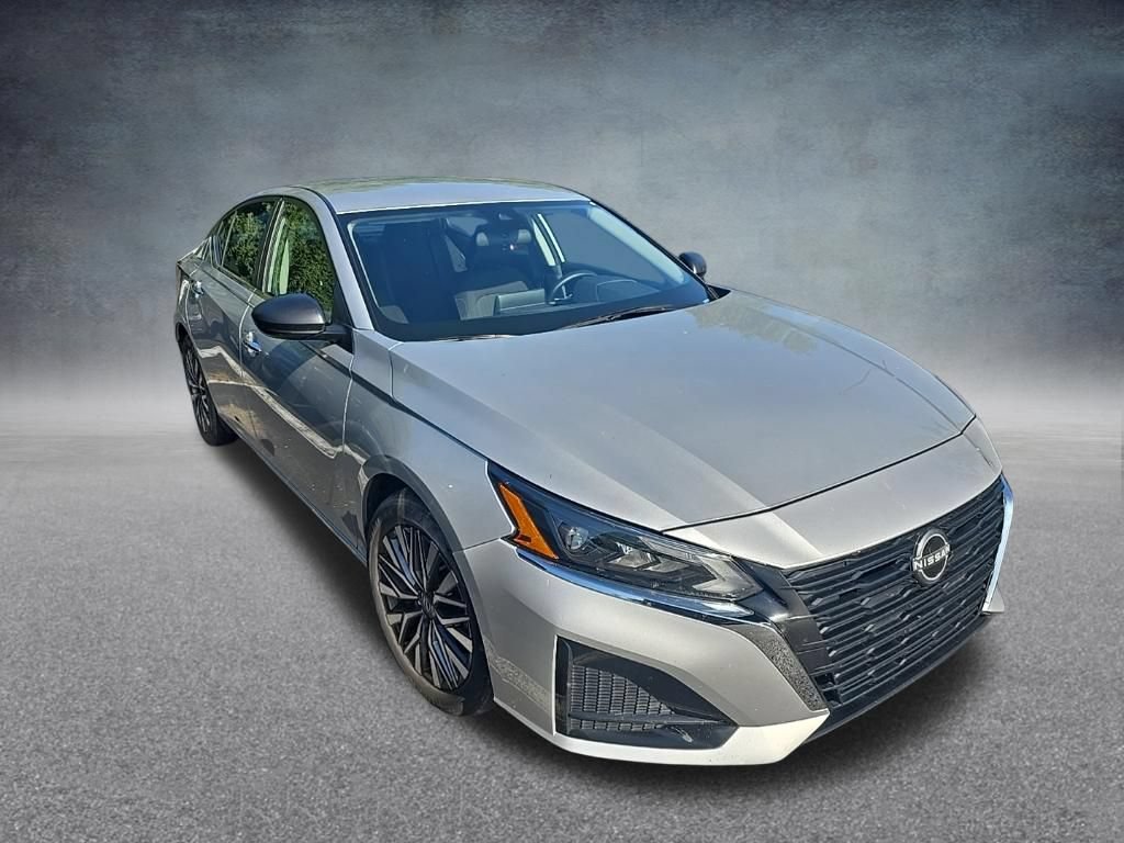 Used 2025 Nissan Altima 2.5 SV FWD image 2
