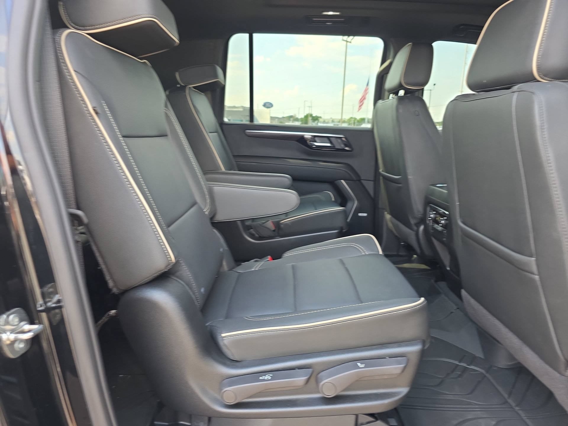 Used 2026 Chevrolet Suburban Premier w/ Sun And Tow Package RWD image 15