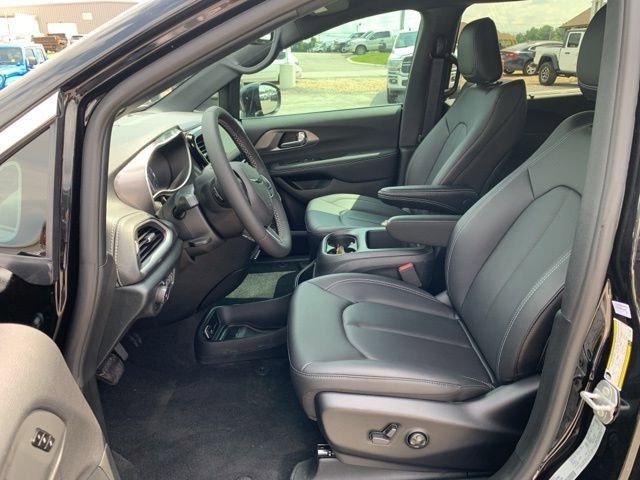 New 2026 Chrysler Pacifica Select image 12