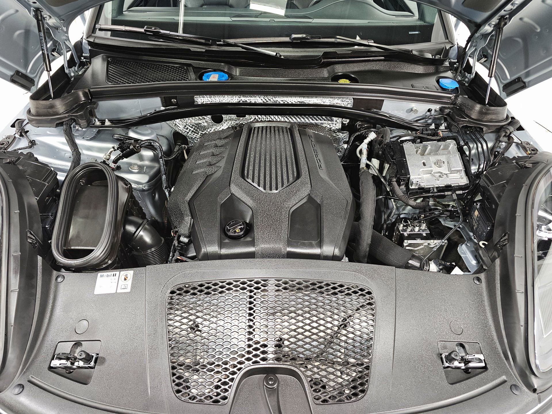 Used 2024 Porsche Macan Turbo image 4