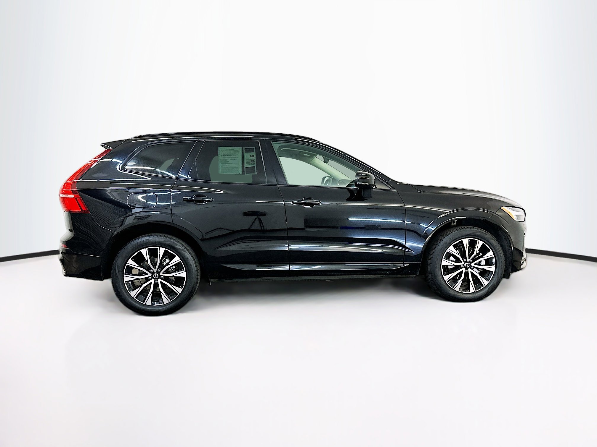 Used 2025 Volvo XC60 B5 Core image 10
