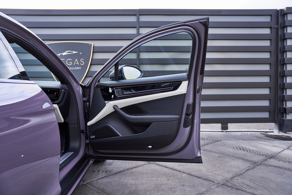 Used 2025 Porsche Panamera 4 w/ Premium Package image 27