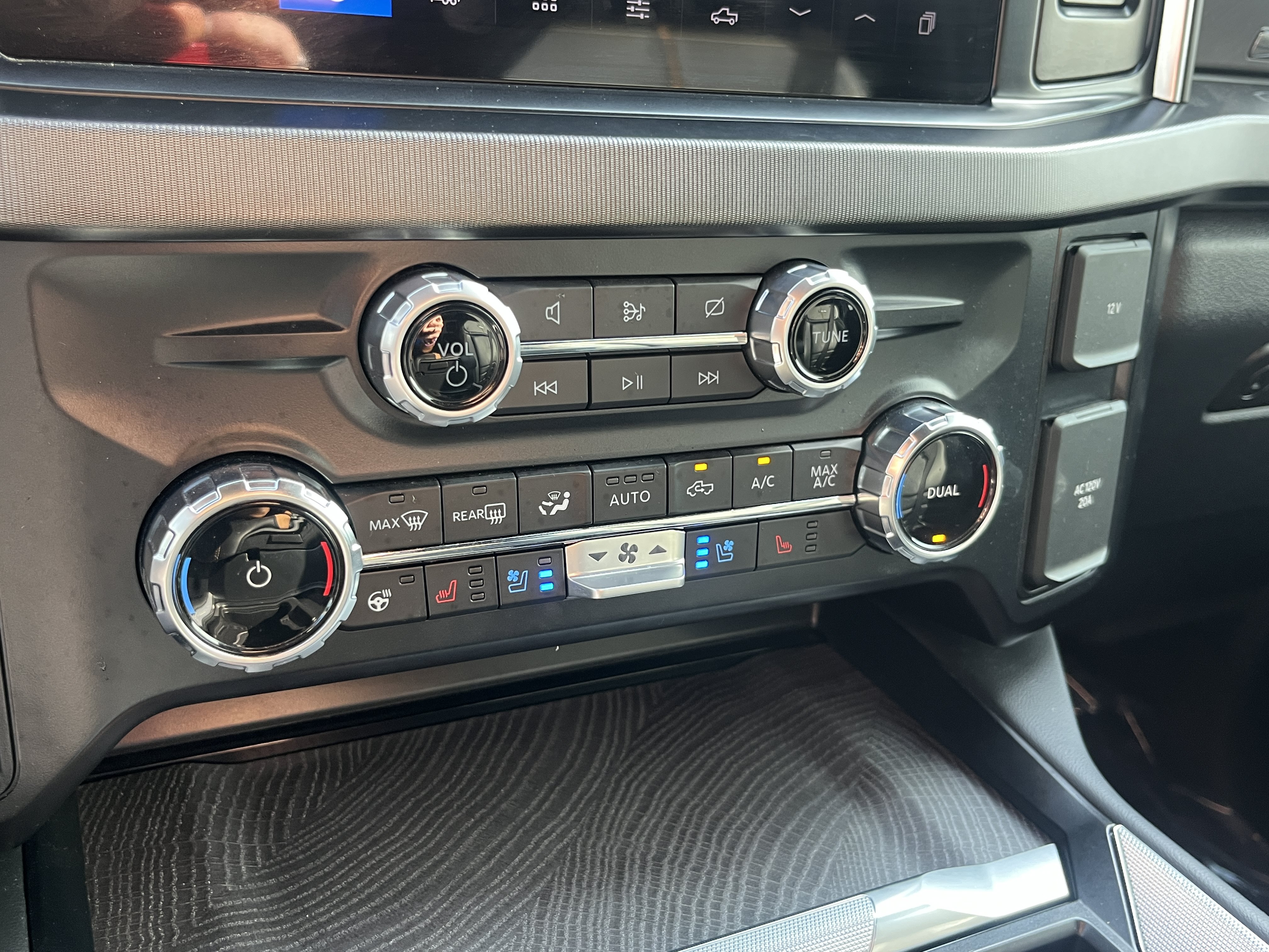 Used 2024 Ford F250 Platinum AWD/4WD image 28