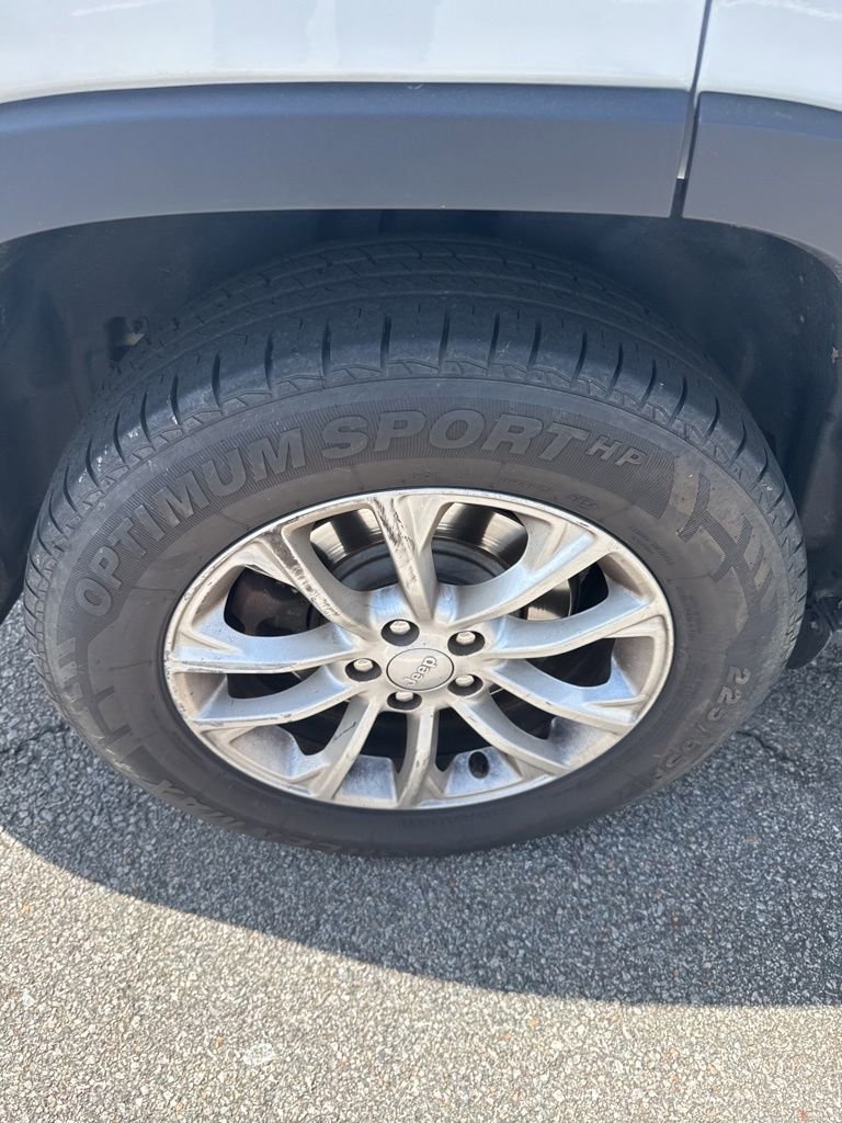 Used 2019 Jeep Cherokee Latitude w/ Popular Appearance Group image 13