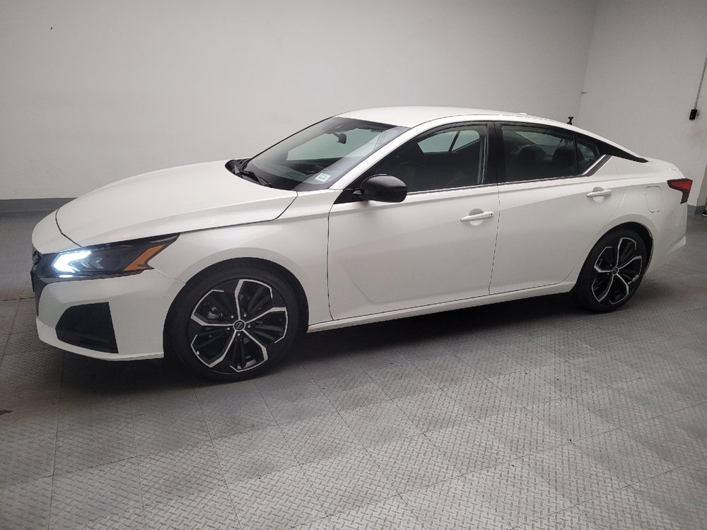 Used 2024 Nissan Altima 2.5 SR FWD image 2
