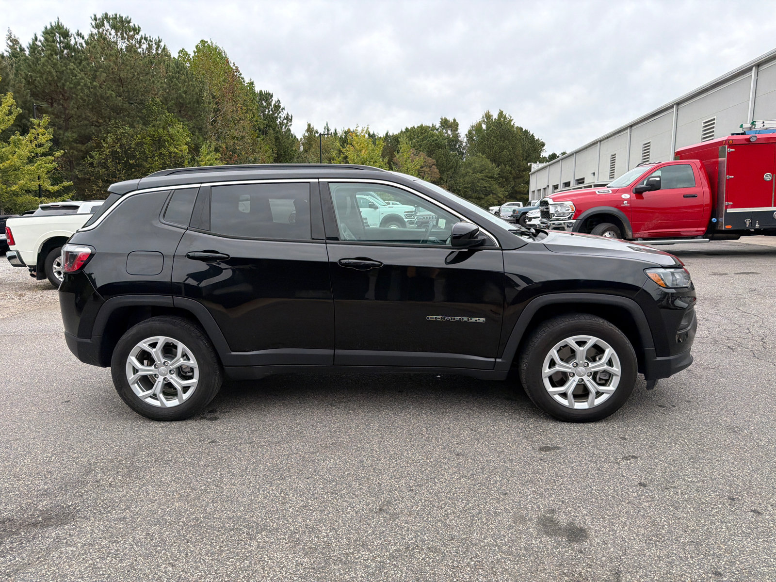 Used 2024 Jeep Compass Latitude AWD/4WD image 7