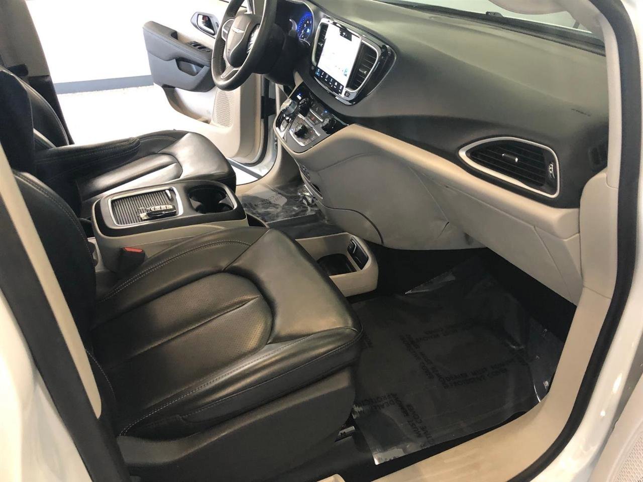 Used 2023 Chrysler Pacifica Touring-L FWD image 13