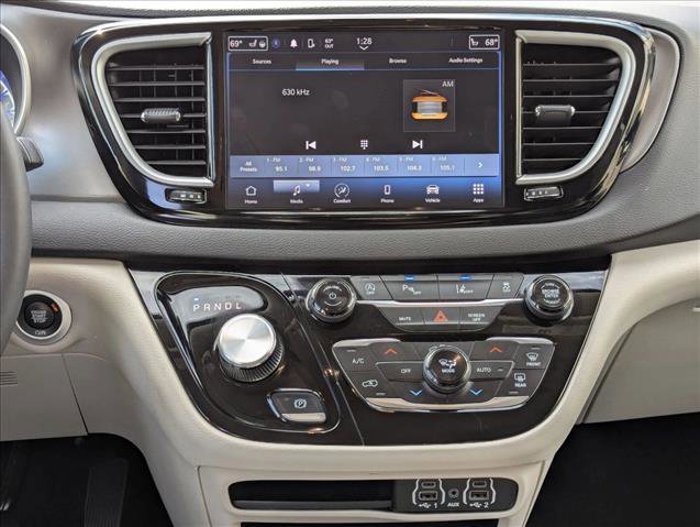 Used 2024 Chrysler Pacifica Touring-L image 14