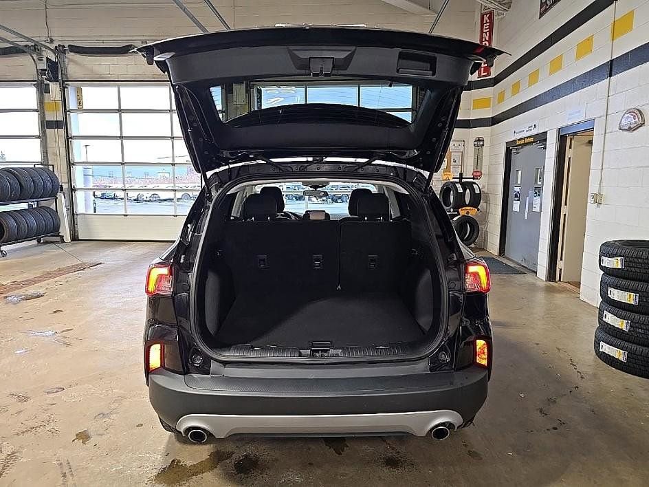 Used 2022 Ford Escape SE w/ Cold Weather Package image 27