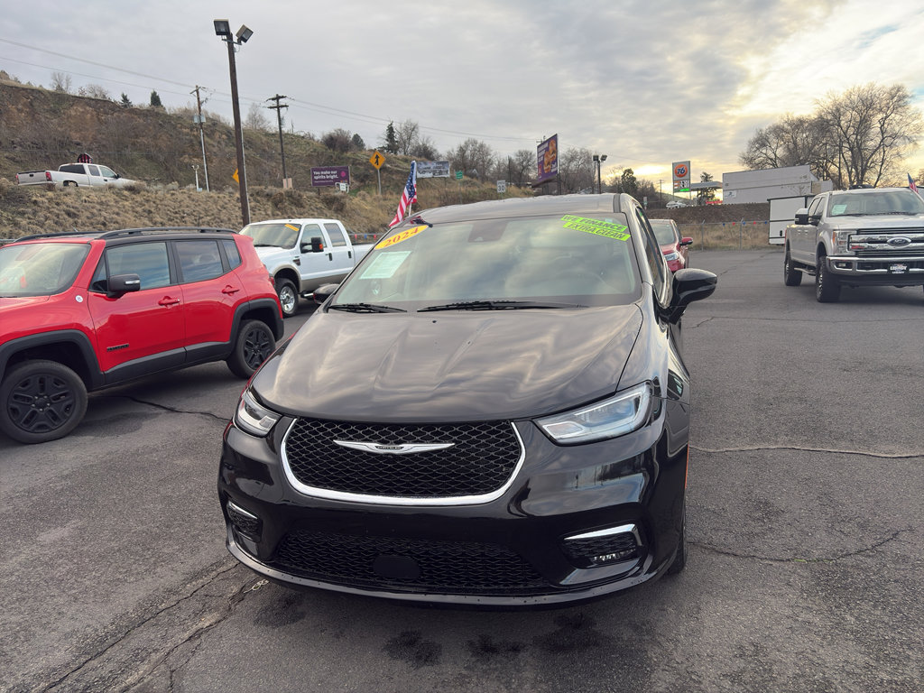 Used 2024 Chrysler Pacifica Touring-L FWD image 11