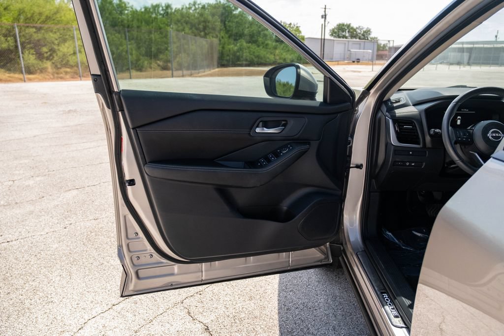 Used 2024 Nissan Rogue SL FWD image 11
