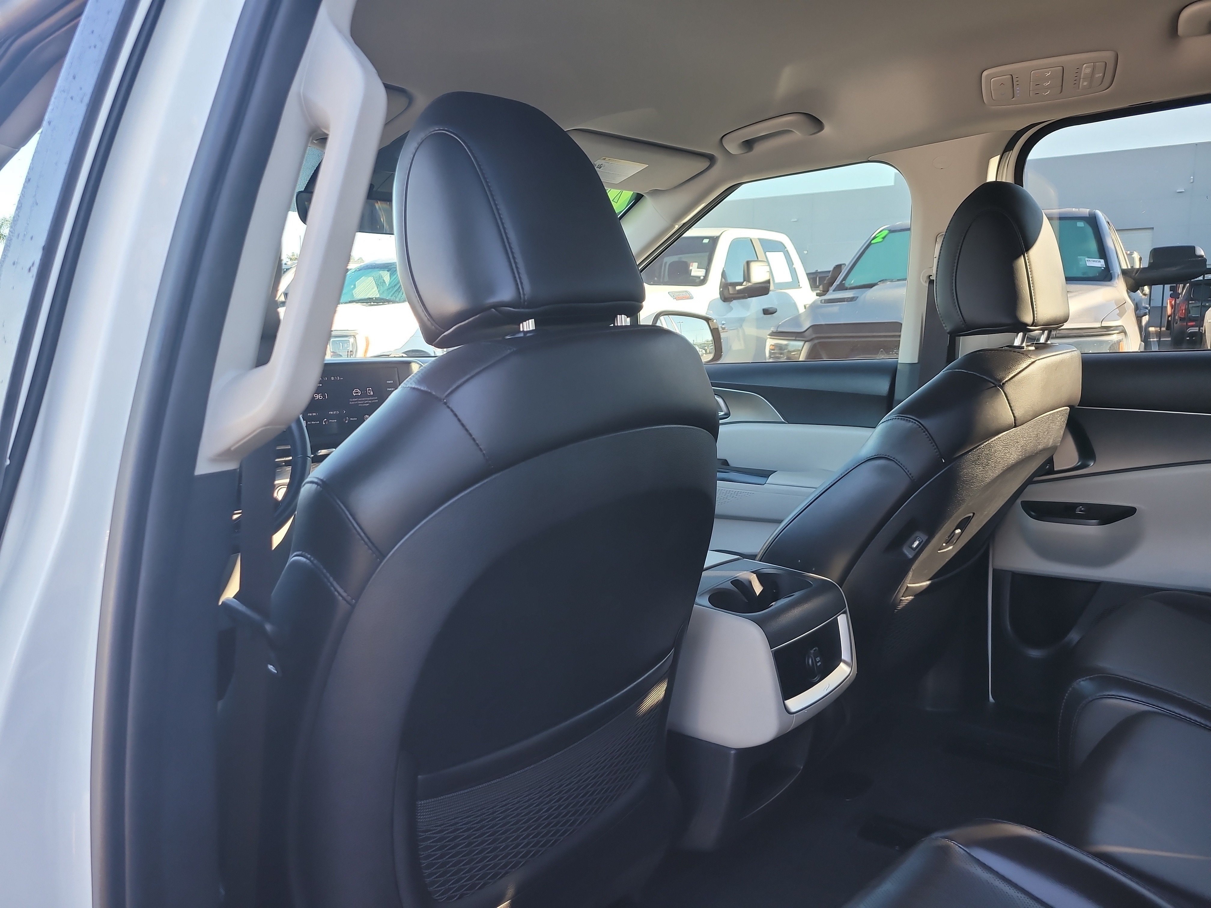 Used 2024 Kia Carnival LX FWD image 12