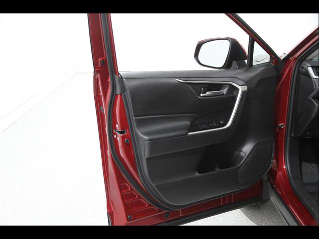 Used 2025 Toyota RAV4 XLE AWD/4WD image 4
