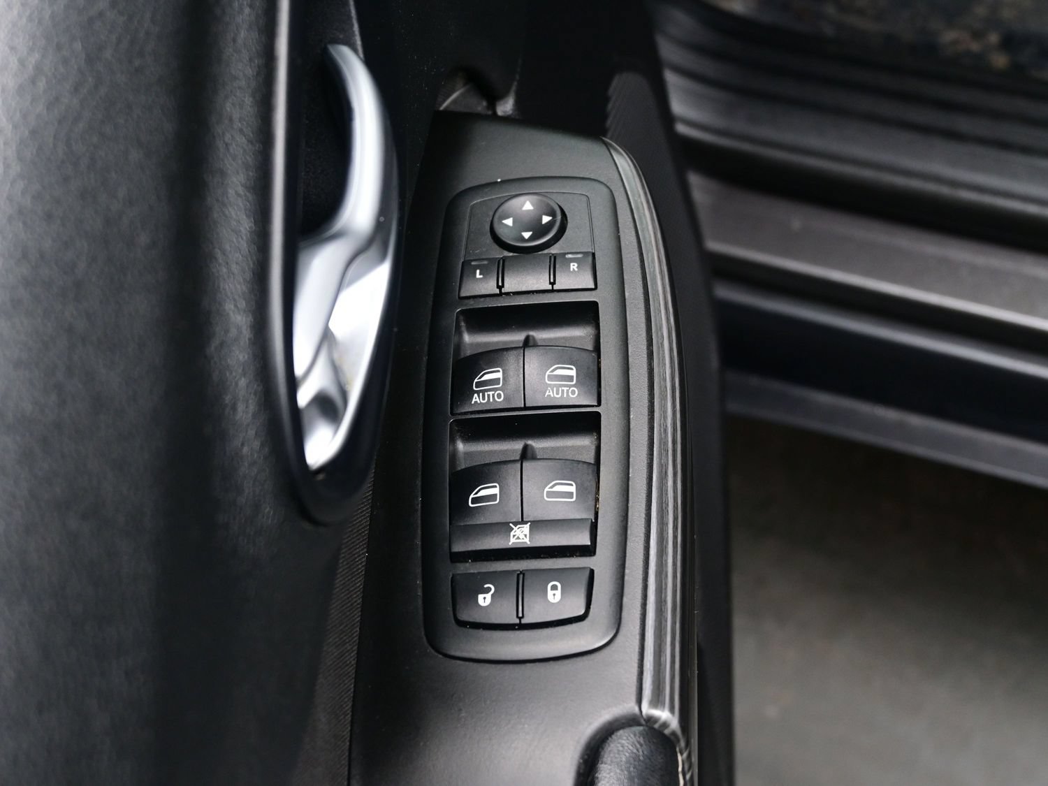 Used 2014 Jeep Cherokee Latitude FWD image 13