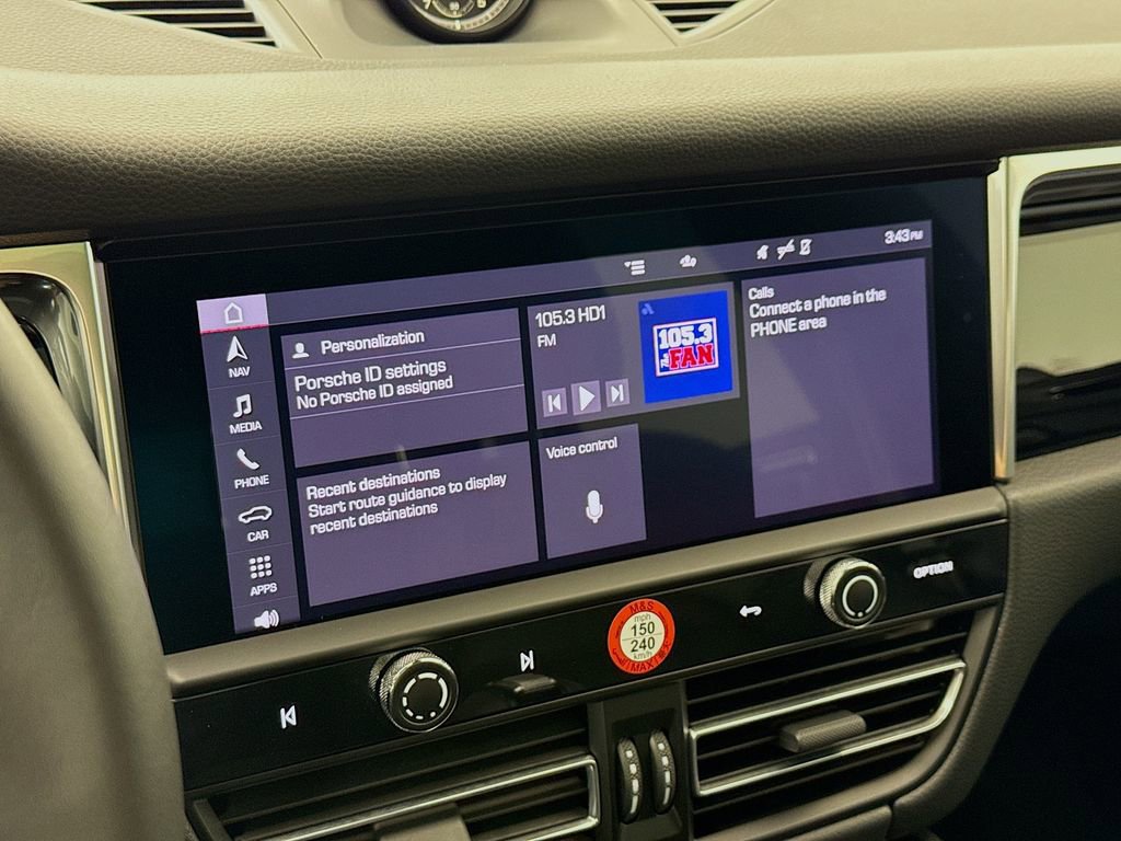 Certified 2025 Porsche Macan AWD/4WD image 19