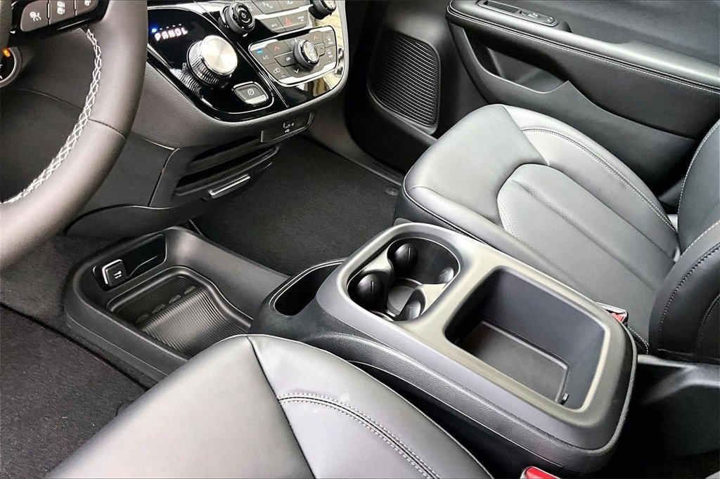 New 2026 Chrysler Pacifica Select image 8