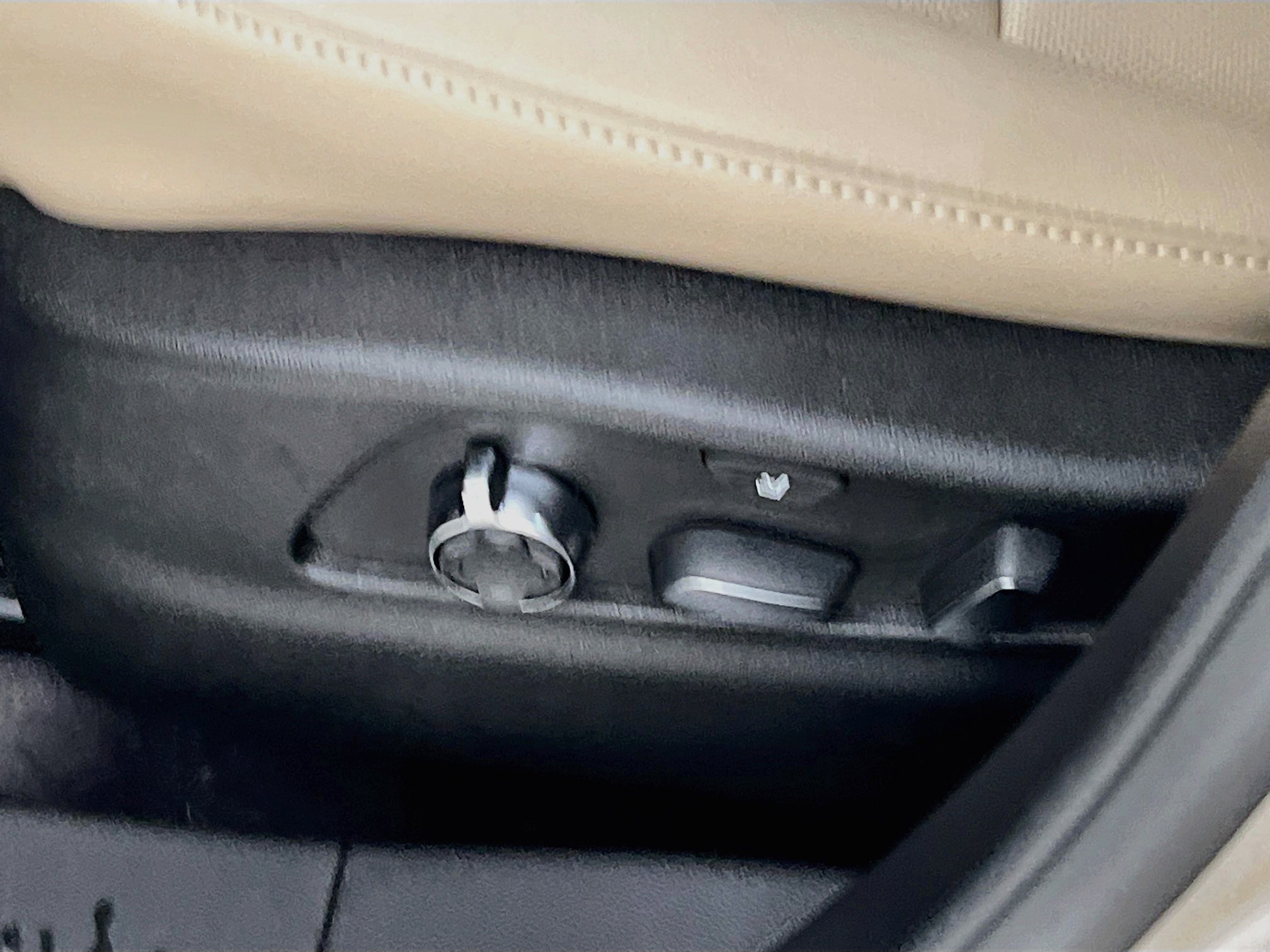 Used 2024 Cadillac XT4 Premium Luxury w/ Technology Package FWD image 16