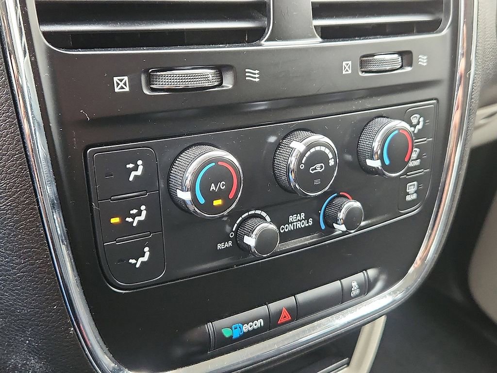 Used 2018 Dodge Grand Caravan SE w/ UConnect Hands-Free Group image 11