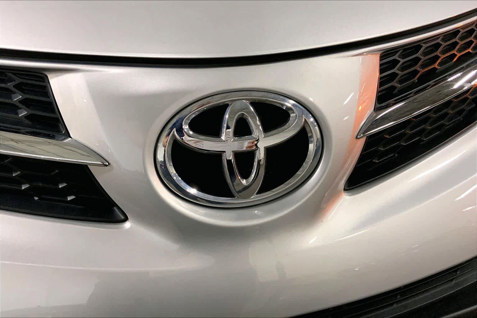Used 2013 Toyota RAV4 LE AWD/4WD image 10