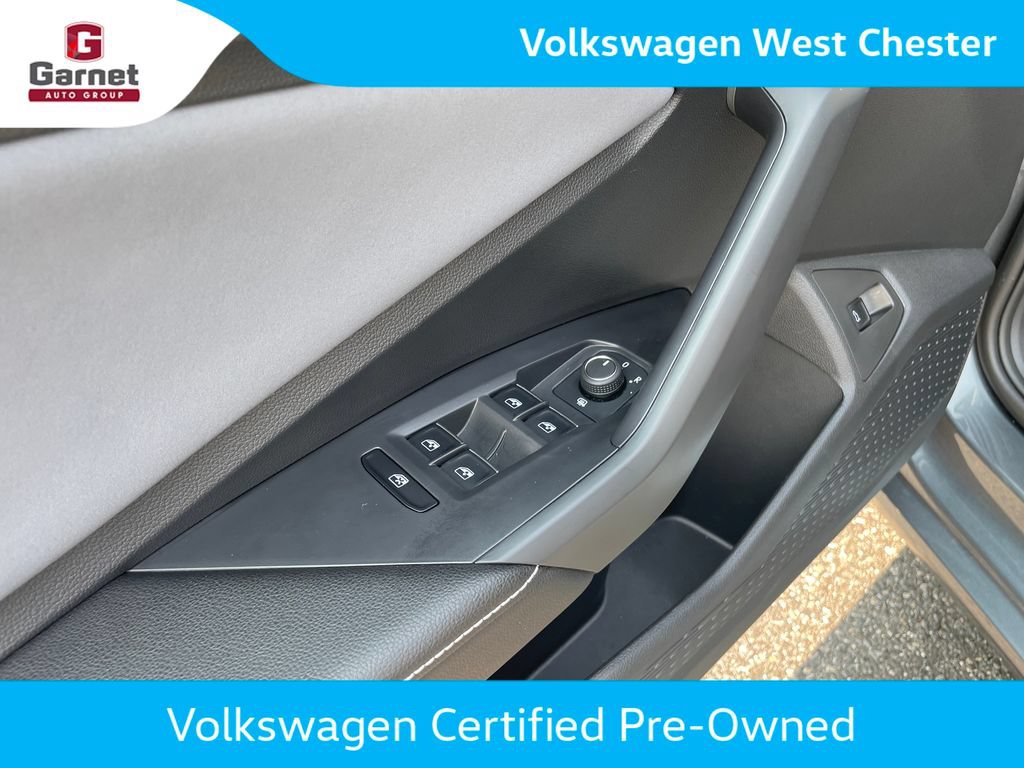Certified 2025 Volkswagen Jetta SE w/ Black Wheel Package FWD image 12