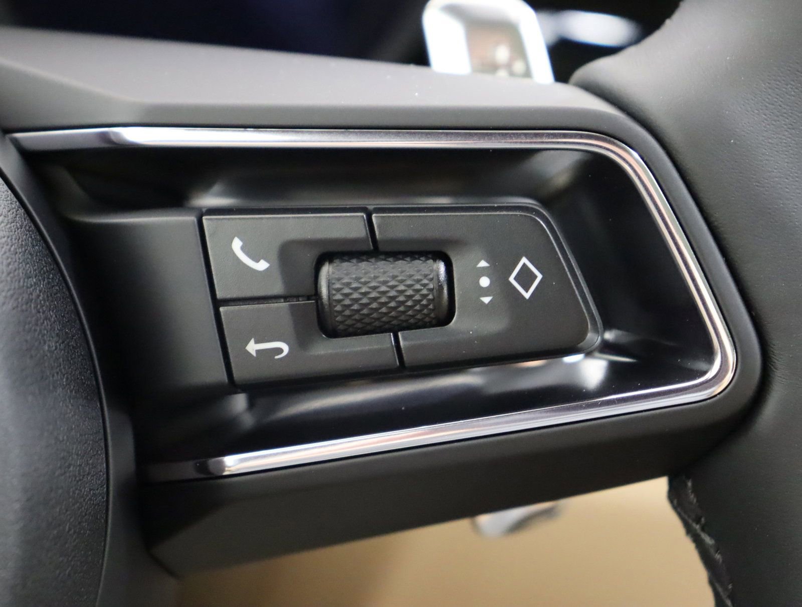 Used 2025 Porsche Macan image 20