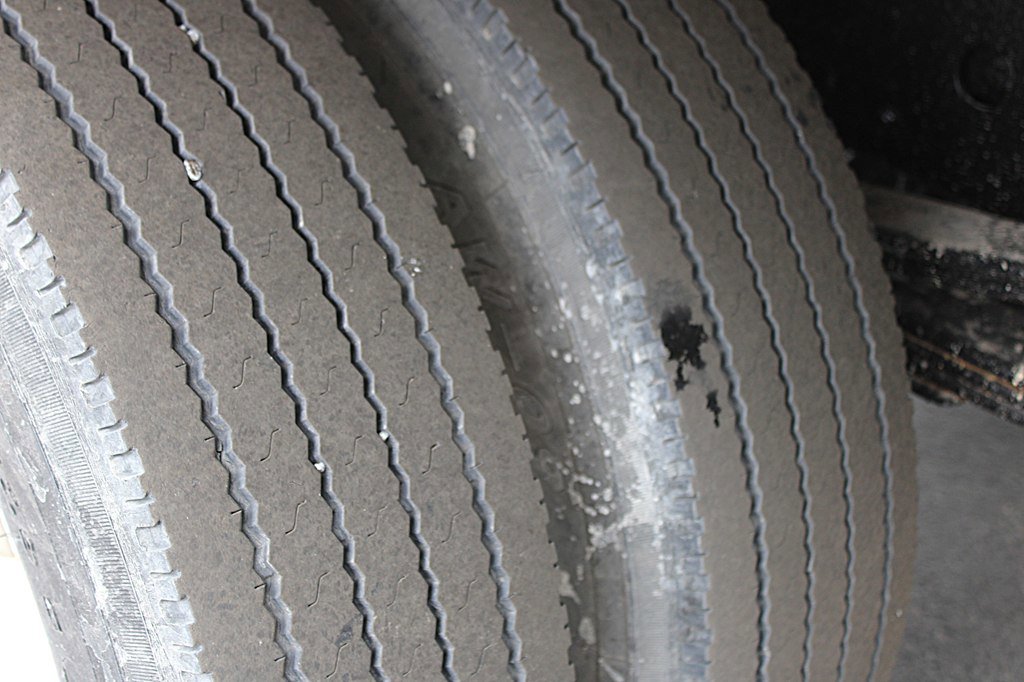 Used 2019 Isuzu NPR image 32