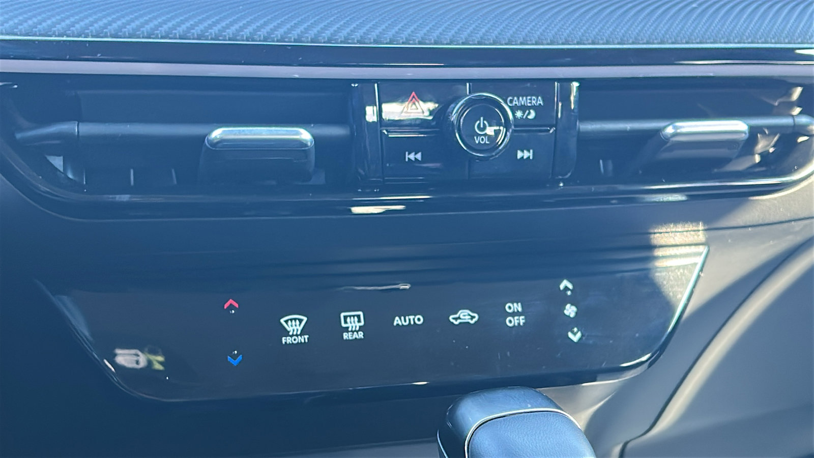 Certified 2025 Nissan Kicks SR image 24