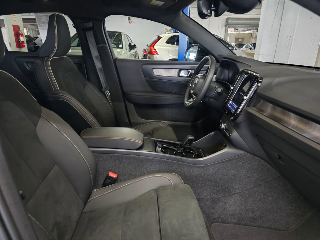 Certified 2023 Volvo C40 P8 Recharge Ultimate image 10