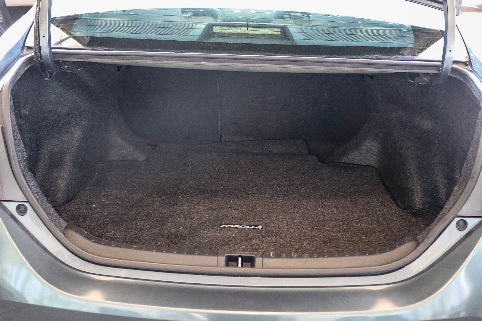Used 2015 Toyota Corolla LE FWD image 30
