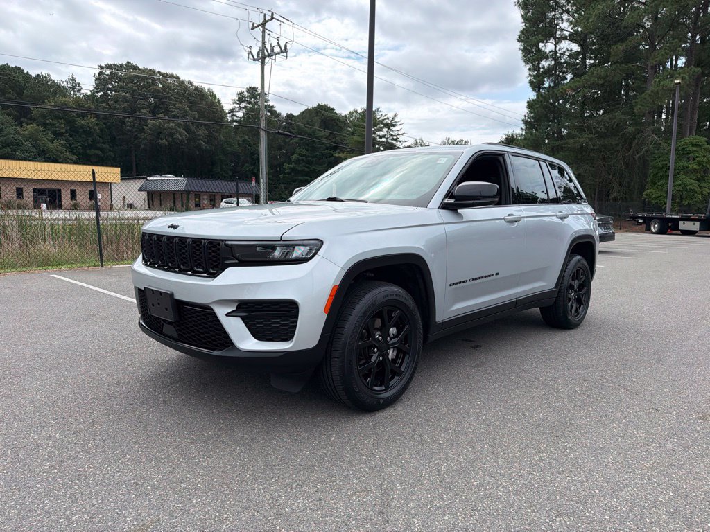 Certified 2025 Jeep Grand Cherokee Altitude AWD/4WD image 2
