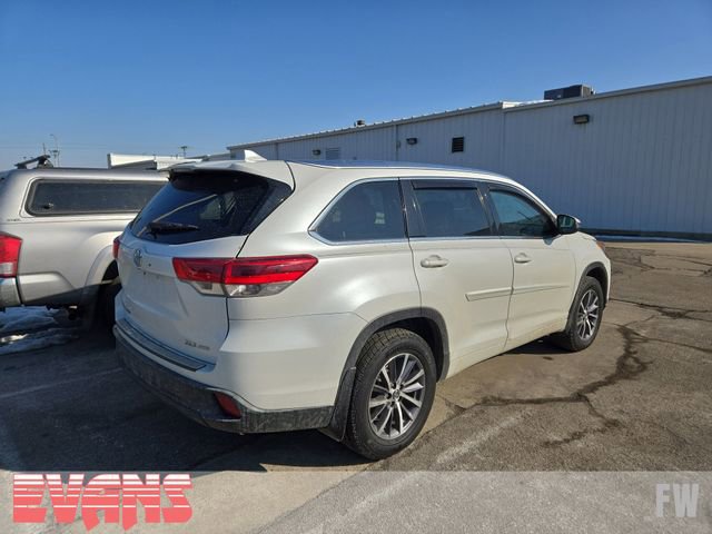 Used 2017 Toyota Highlander XLE image 3