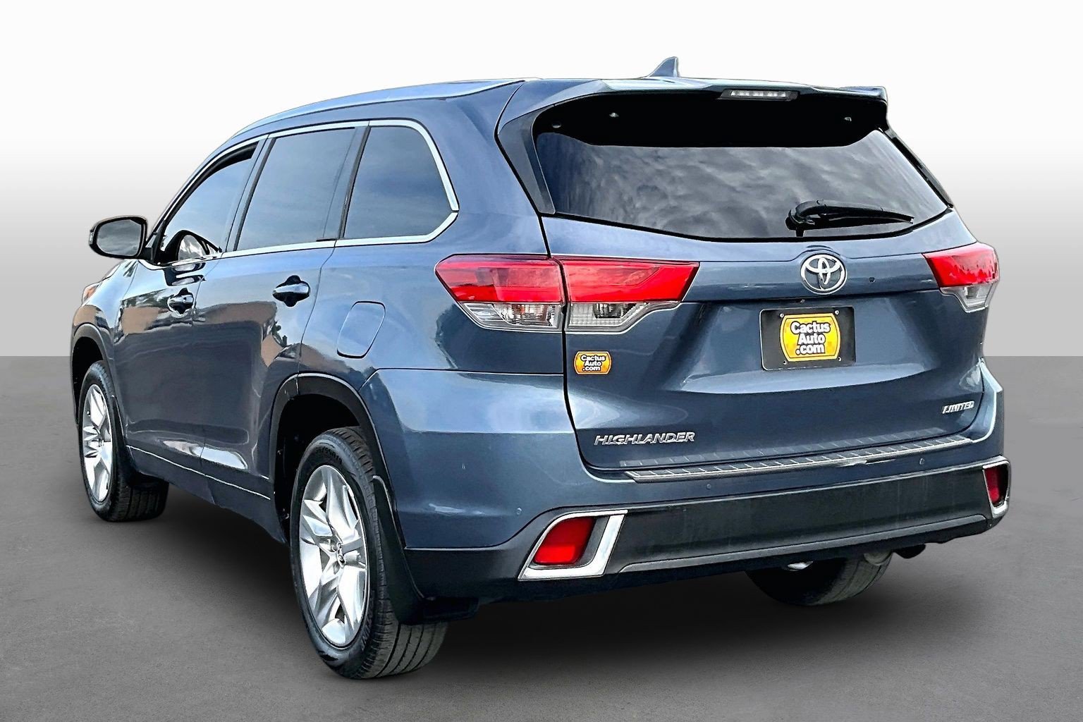 Used 2017 Toyota Highlander Limited w/ Carpet Mat Package FWD image 11