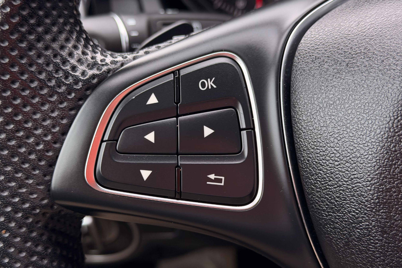 Used 2020 Mercedes-Benz GLA 250 4MATIC w/ Premium Package image 21