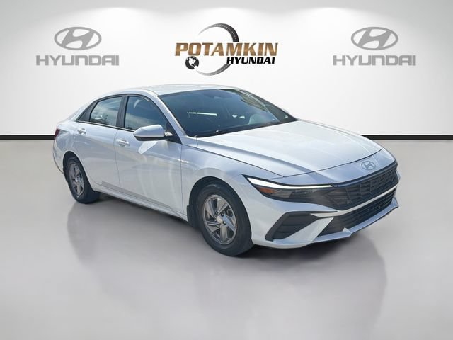 Certified 2024 Hyundai Elantra SE FWD image 3