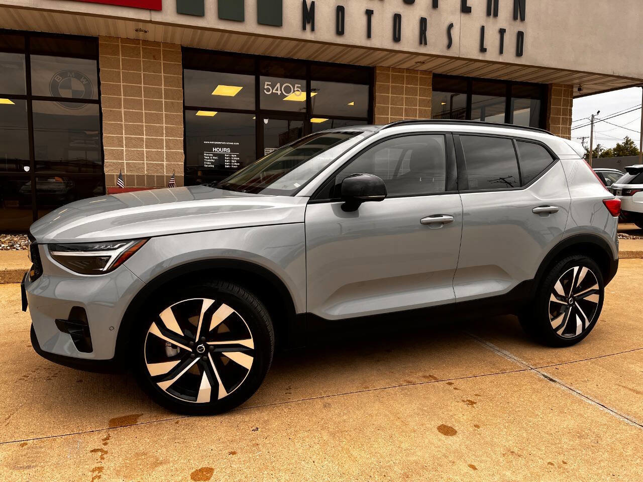 Used 2025 Volvo XC40 B5 Plus w/ Climate Package image 2