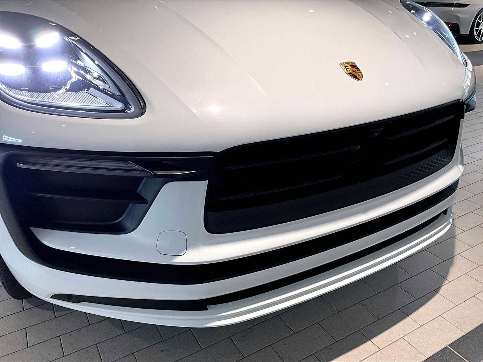 Used 2025 Porsche Macan image 33
