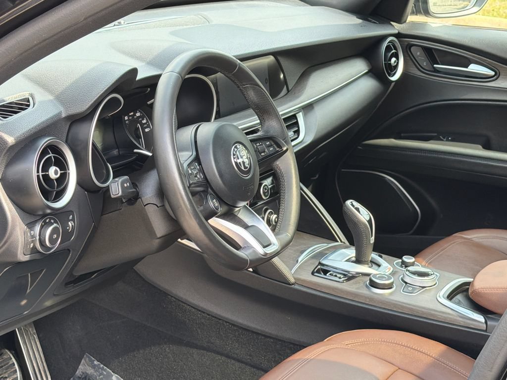 Used 2022 Alfa Romeo Stelvio Ti AWD/4WD image 14