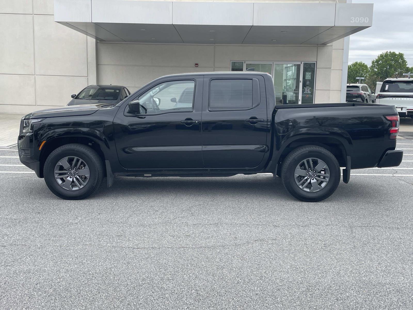 Used 2025 Nissan Frontier SV image 2