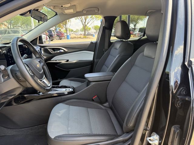 Certified 2025 Chevrolet Trax LT w/ LT Convenience Package FWD image 28