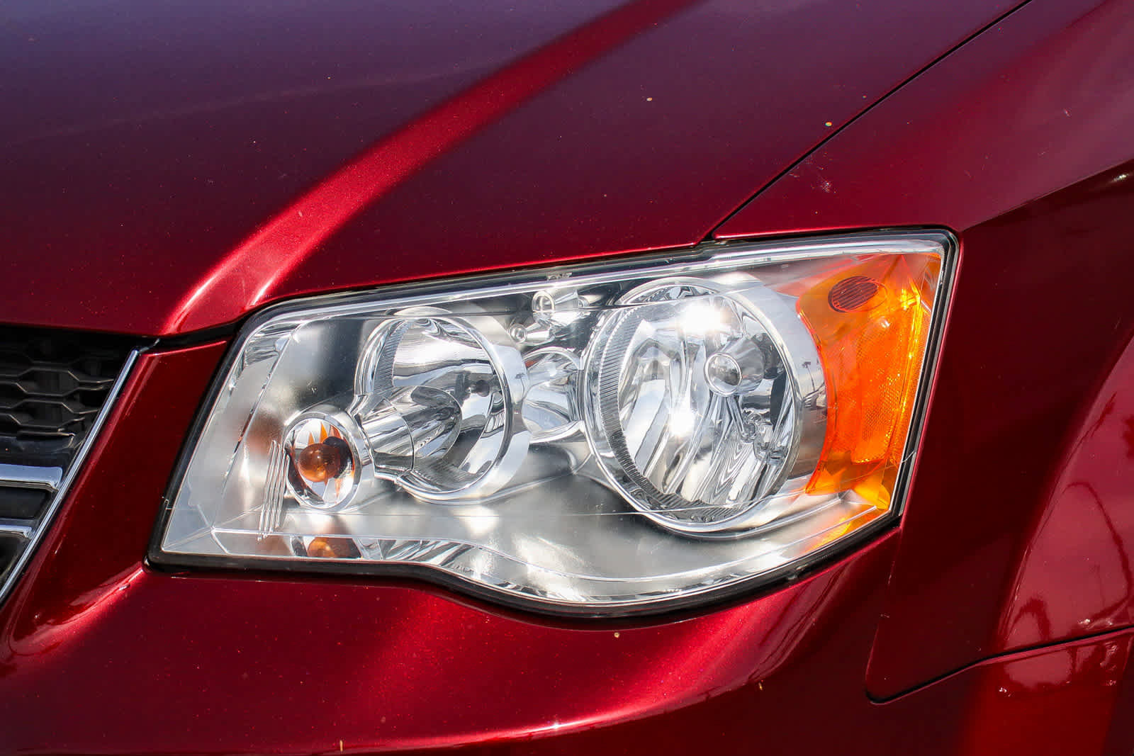 Used 2019 Dodge Grand Caravan SXT image 2