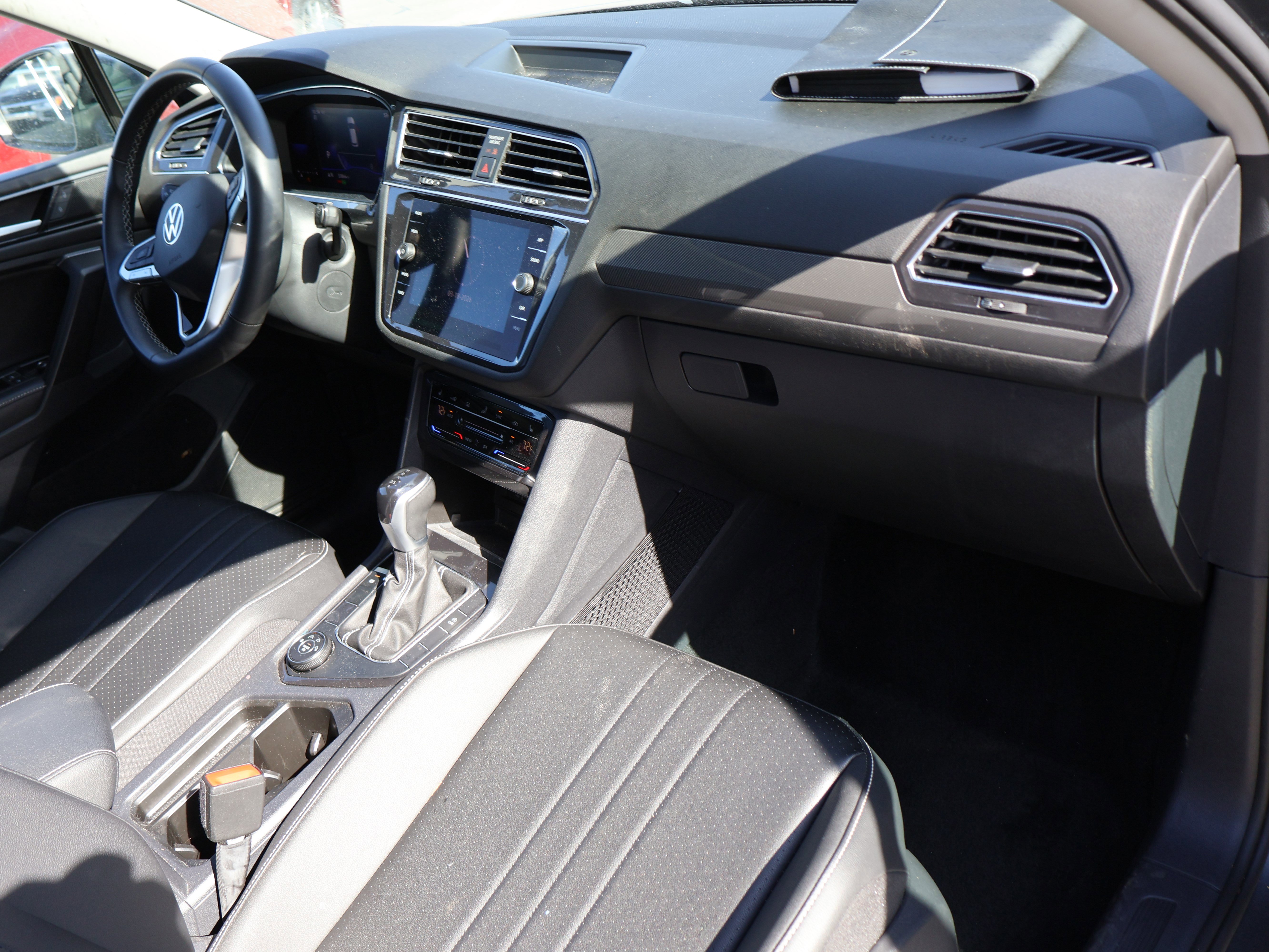 Used 2023 Volkswagen Tiguan SE w/ Panoramic Sunroof Package image 10