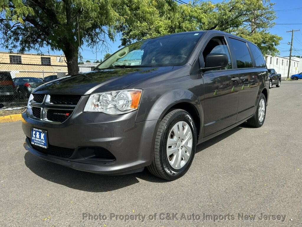 Used 2019 Dodge Grand Caravan SE w/ UConnect Hands-Free Group FWD image 1