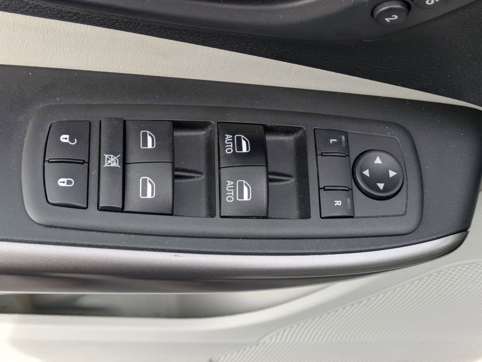 Used 2019 Jeep Cherokee Limited image 20