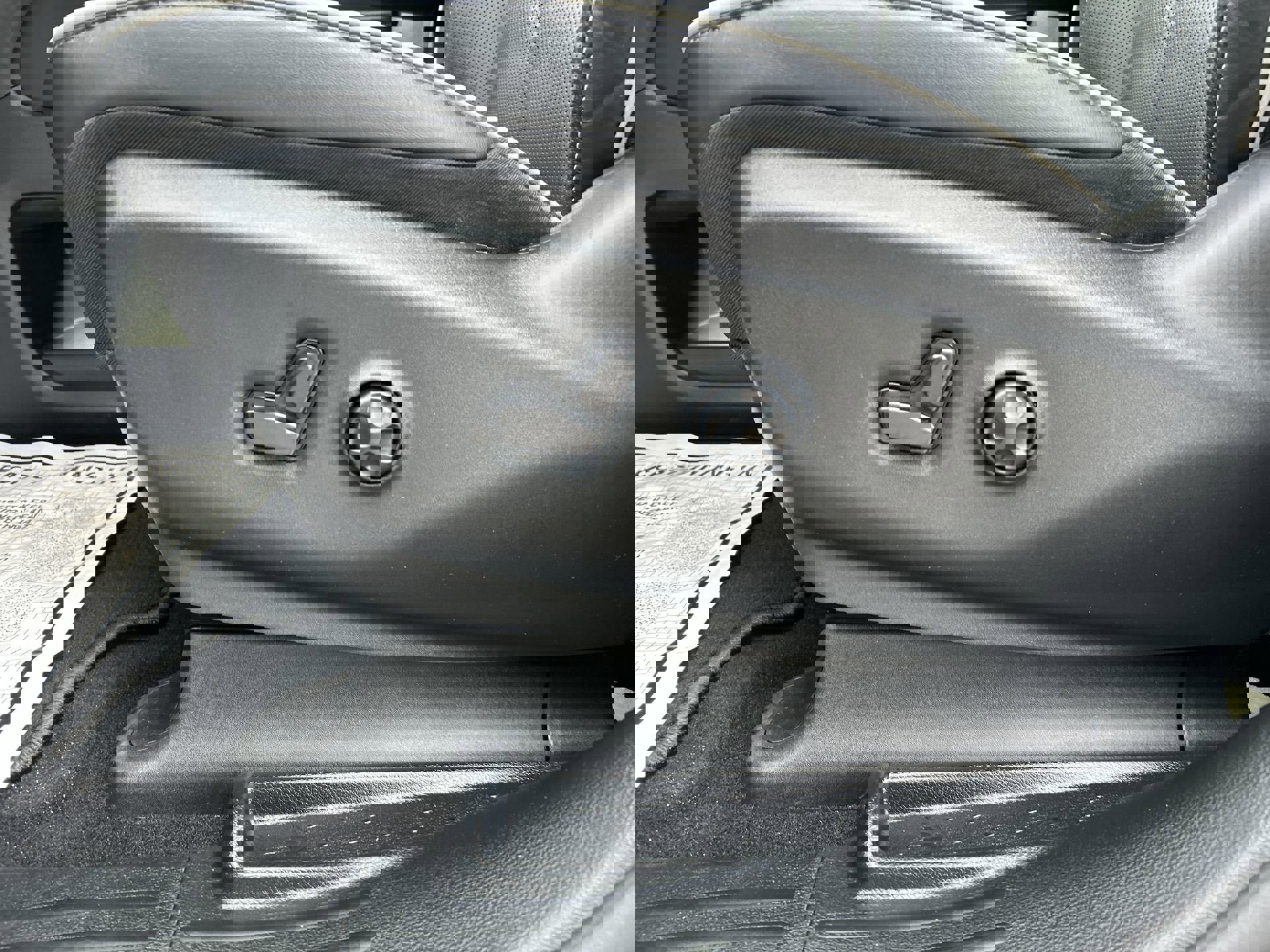 Used 2025 Chrysler Pacifica Limited image 12