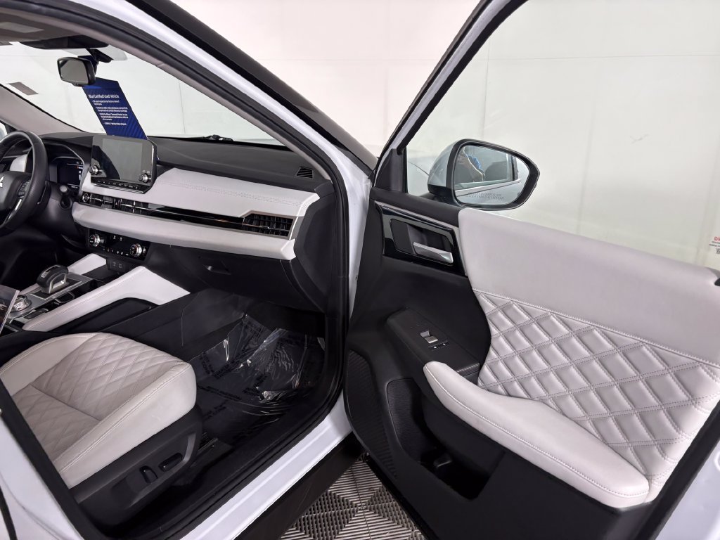 Used 2023 Mitsubishi Outlander SEL FWD image 37